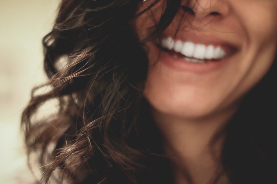 Patiente souriante après ses soins dentaires