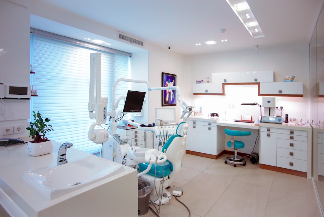 Salle de soins moderne du cabinet dentaire Sourire et Santé à Gilly